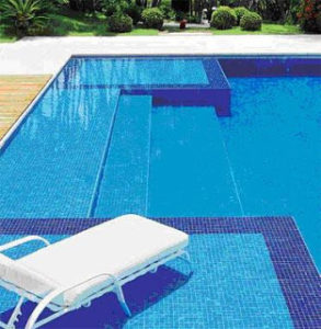 8 passos para saber como limpar a água da piscina