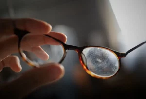 Visão Clara: O Guia Definitivo para Limpar suas Lentes de Óculos com Perfeição